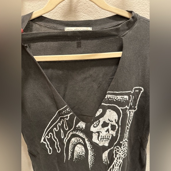 Truly Madly Deeply XS Cut Out Deep V  T-Shirt - Picture 5 of 6